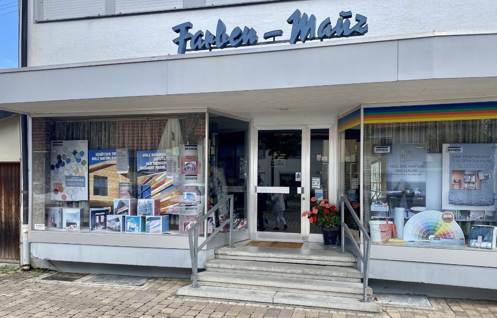 Fachgeschäft Farben Mauz in Burladingen, Eingang mit Schriftzug