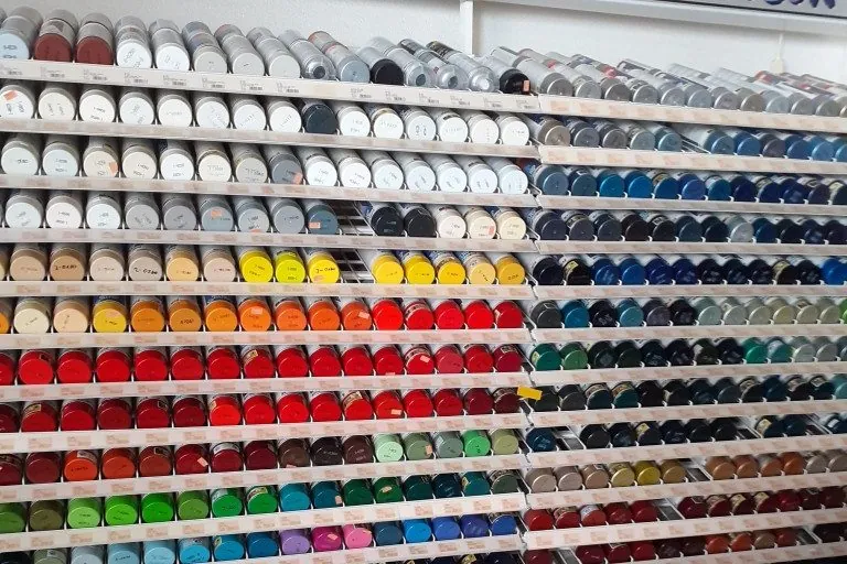 Farbspraydosen im Fachgeschäft Farben Mauz in Burladingen