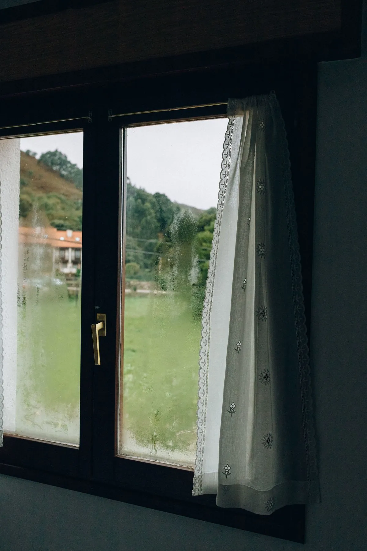 Gardine als Heimtextil am Fenster